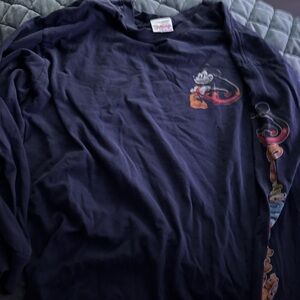 Vintage Disney Men's Navy Blue Graphic Shirt